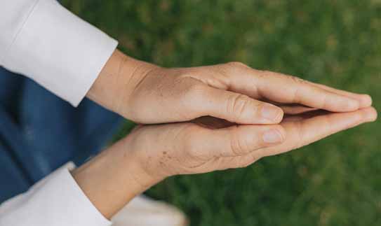 Taza de café con libro y lentes