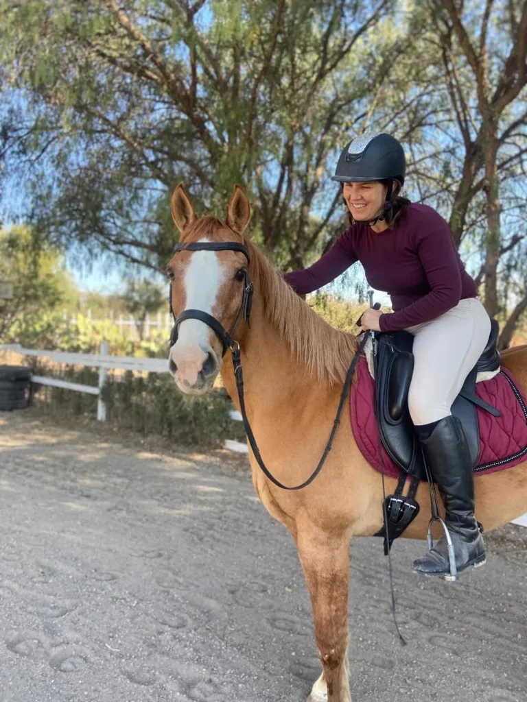 Cecilia Pederzolli montando a caballo
