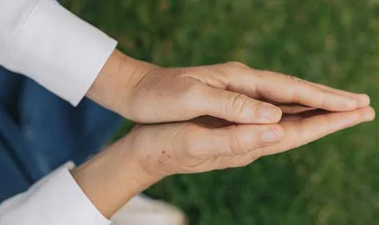 Manos con las palmas enfrentadas, símbolo de la terapia de Biomagnetismo Cuántico