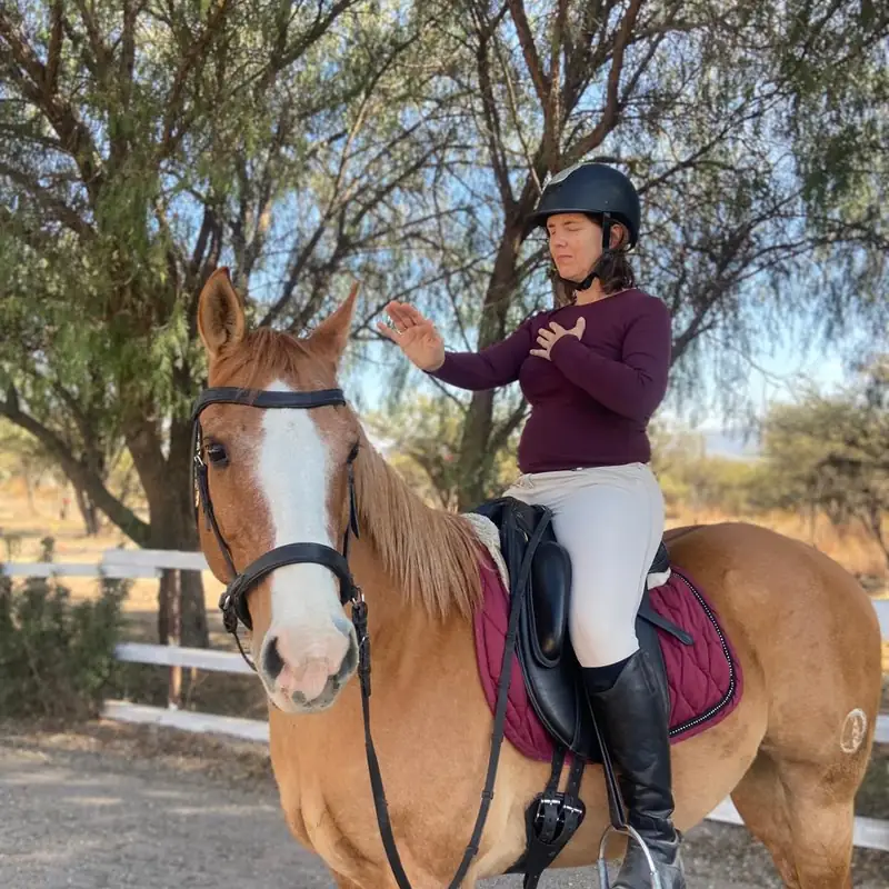 Cecilia Pederzolli montando a caballo en el campo